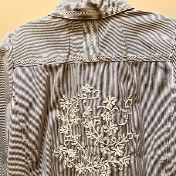 Denim&Co Embroidery Detailing blouse - Picture 3 of 6